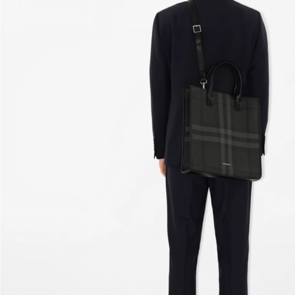 Burberry slim vertical grid Denny bag in charcoal - never used - Picture 4 of 13